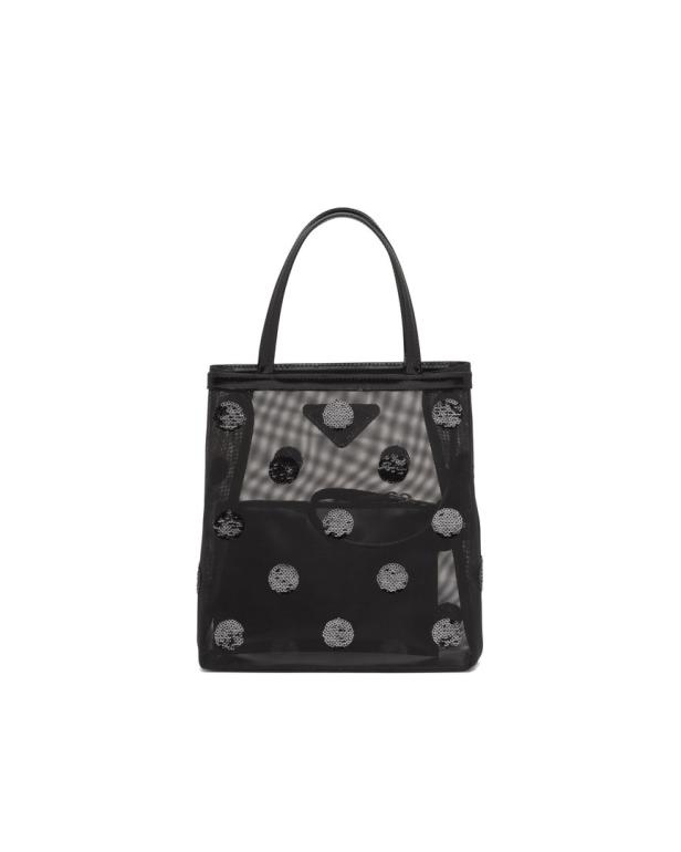 Eine schwarze Prada-Handtasche mit Pailletten-Punkten und einem kleinen Täschchen darin.