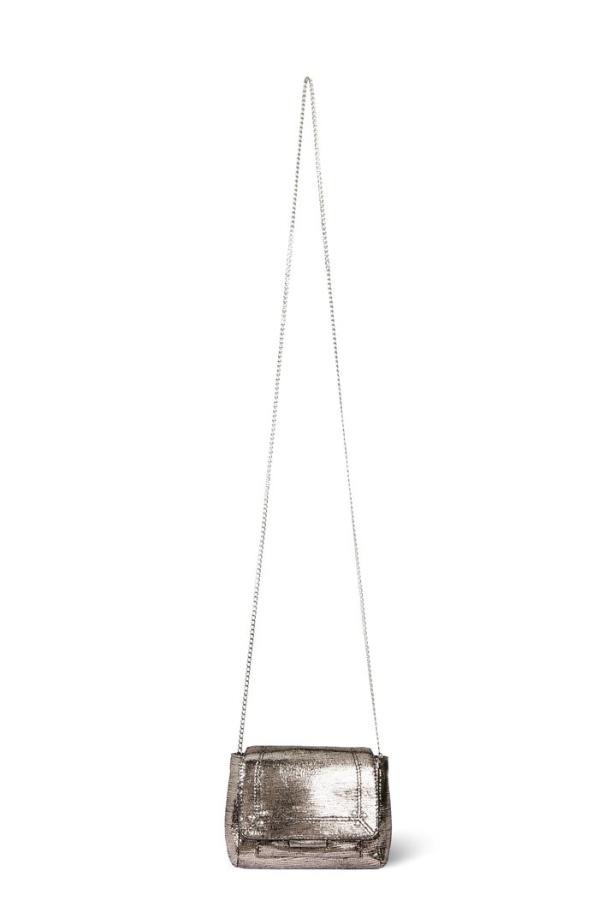 Eine kleine, glänzende Handtasche mit silberner Kette.