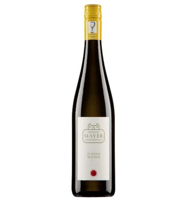 Eine Flasche „Junger Wiener“ Weißwein vom Weingut Mayer am Pfarrplatz.