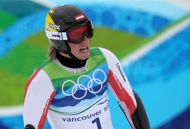 Eine Skirennläuferin mit Helm und Skibrille während eines Wettkampfs in Vancouver 2010.