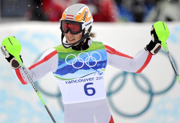 Ein Skirennläufer mit Startnummer 6 jubelt bei den Olympischen Winterspielen 2010 in Vancouver.
