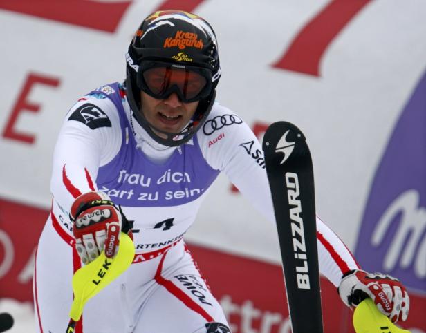 Ein Skirennfahrer mit Helm und Skibrille während eines Rennens.