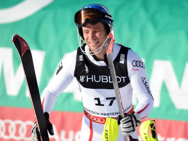 Ein Skirennläufer mit Startnummer 17 und Sponsorenlogos wie Audi und Hublot.