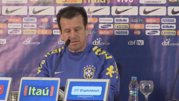Ein Mann im blauen Trainingsanzug des brasilianischen Fußballverbands bei einer Pressekonferenz.