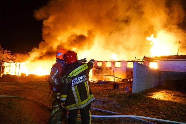 Wieder Flammeninferno im Bezirk Neunkirchen: Bauernhof abgebrannt
