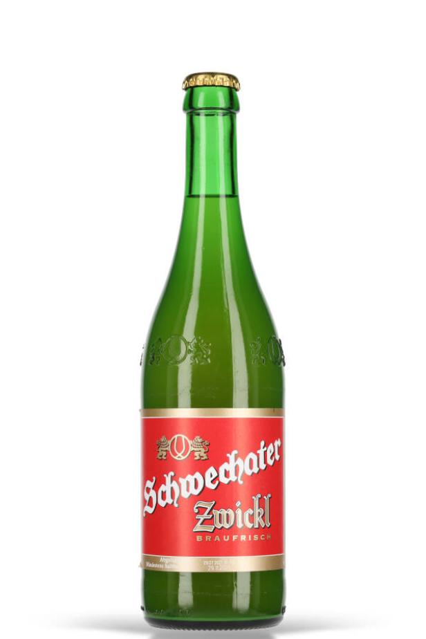 Eine grüne Flasche Schwechater Zwickl Bier vor einem weißen Hintergrund.