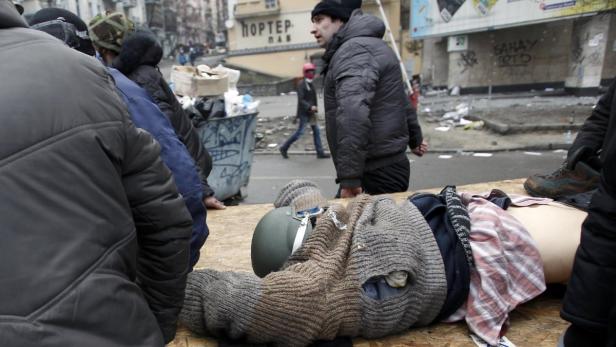Auf einer improvisierten Barrikade liegen Kleidungsstücke und ein Helm.
