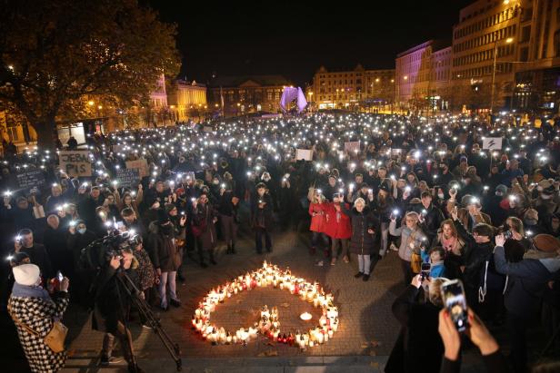 Zehntausende Polen demonstrierten gegen Abtreibungsgesetz