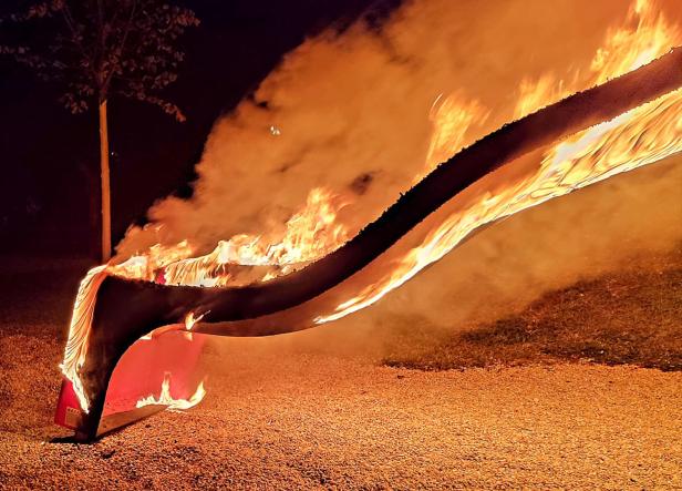 Brandanschlag am Spielplatz: Geräte in Brand gesteckt