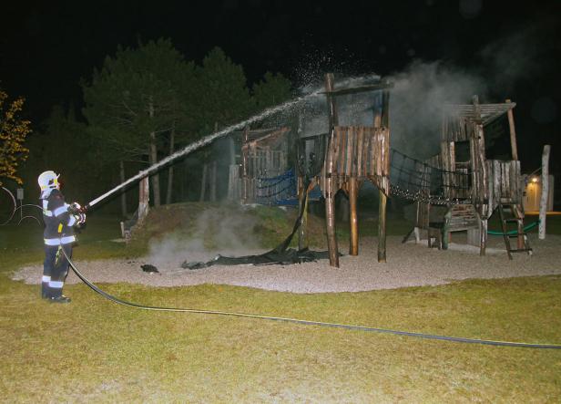 Brandanschlag am Spielplatz: Geräte in Brand gesteckt