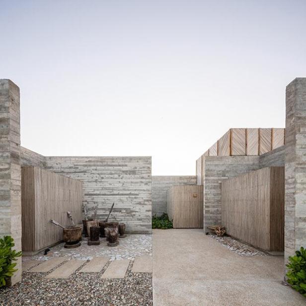 Ein Innenhof mit Betonmauern und verschiedenen hölzernen Mörsern.