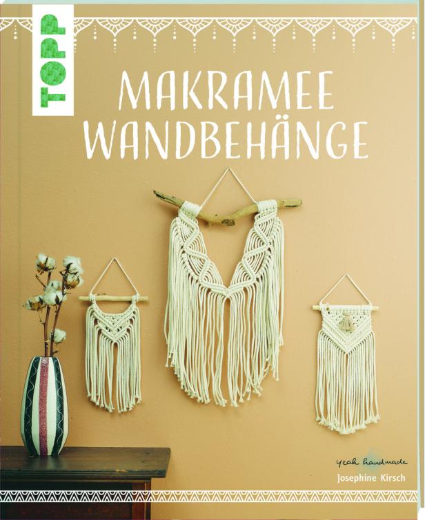 Drei Makramee-Wandbehänge hängen an einer orangefarbenen Wand.