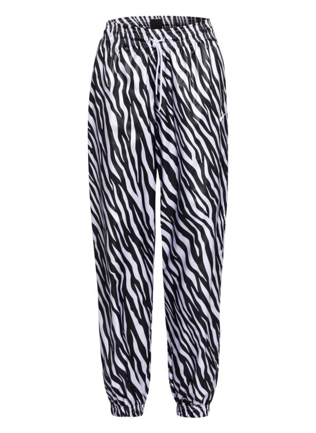 Eine Hose mit Zebra-Muster vor einem weißen Hintergrund.