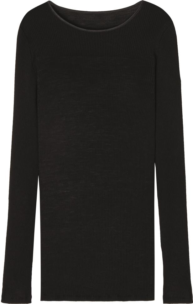 Ein schwarzes, geripptes Langarmshirt mit U-Boot-Ausschnitt.