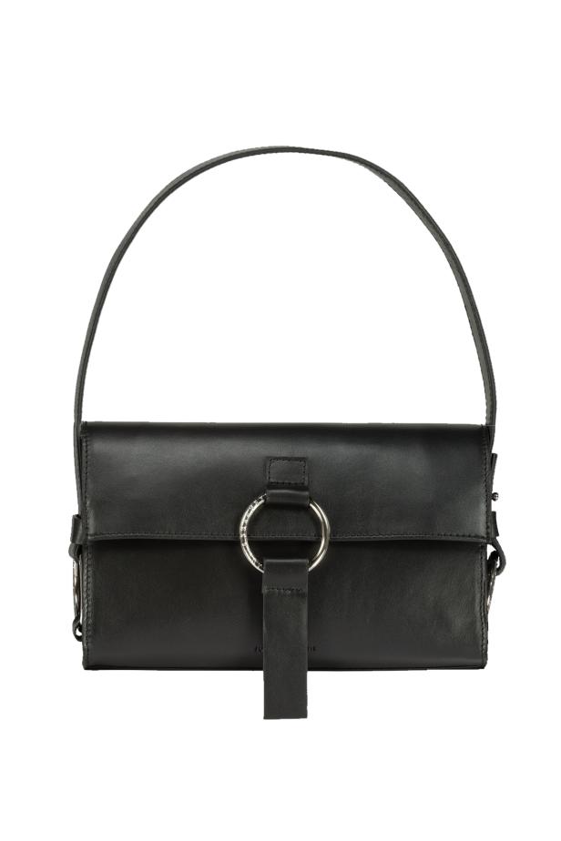 Eine schwarze Handtasche mit einem silbernen Ring als Verschluss.
