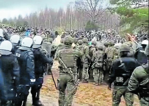 Polish police and border guard block hundreds of migrants who try to cross from the Belarus side of the border with Poland near Kuznica Bialostocka