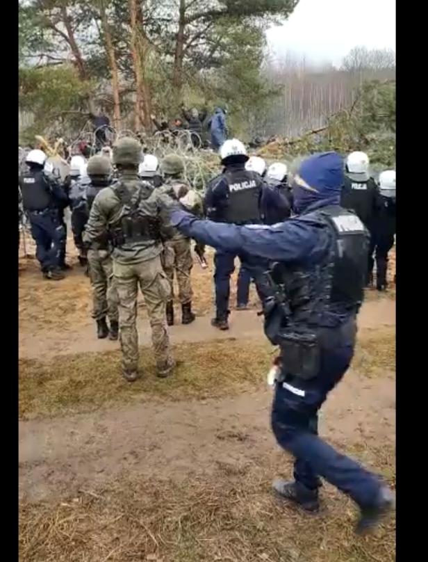 Polish police and border guard block hundreds of migrants who try to cross from the Belarus side of the border with Poland near Kuznica Bialostocka