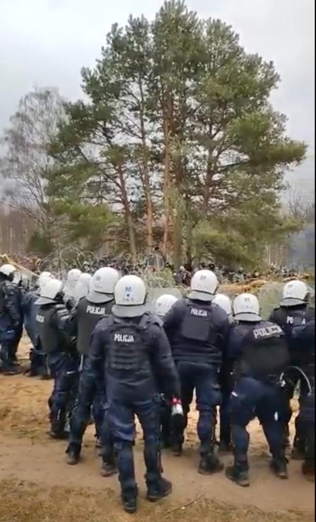 Polish police and border guard block hundreds of migrants who try to cross from the Belarus side of the border with Poland near Kuznica Bialostocka