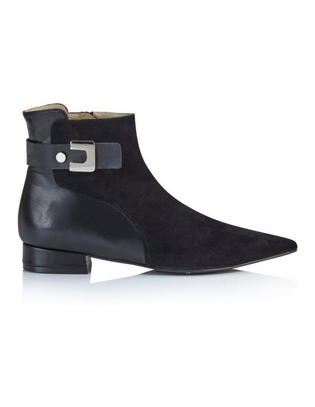 Ein schwarzer Stiefelette aus Leder und Wildleder mit einem silbernen Schnallenriemen.