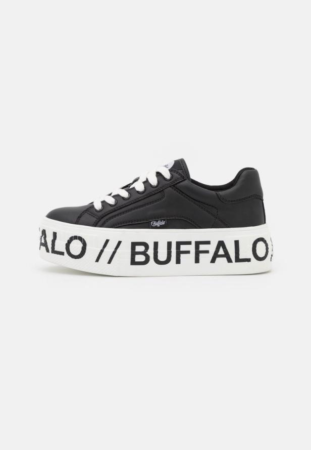 Ein schwarzer Buffalo Plateau Sneaker mit weißer Sohle und schwarzer Aufschrift.
