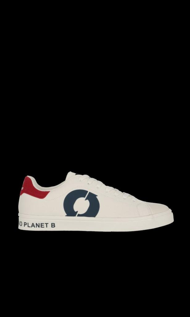 Ein weißer Sneaker mit einem blauen Recycling-Logo und der Aufschrift „No Planet B“.