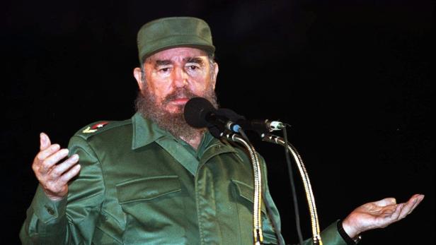 Fidel Castro hält eine Rede vor einem Mikrofon.