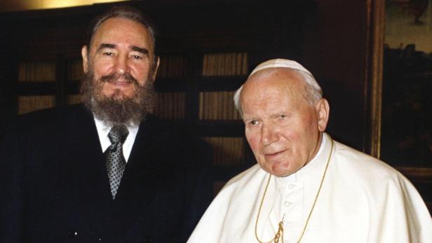 Fidel Castro und Papst Johannes Paul II. posieren für ein Foto.