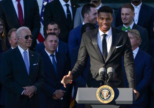 Nach Trump wieder gern gesehen: Biden lud NBA-Champions ein