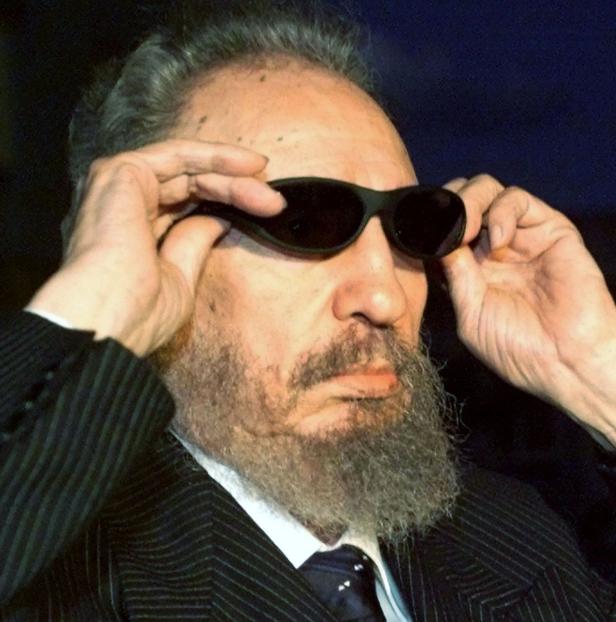 Fidel Castro setzt seine Sonnenbrille auf.