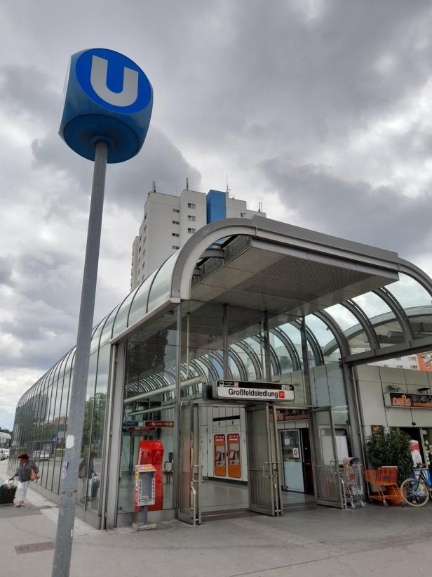 Der Eingang zur U-Bahn-Station Großfeldsiedlung in Wien.