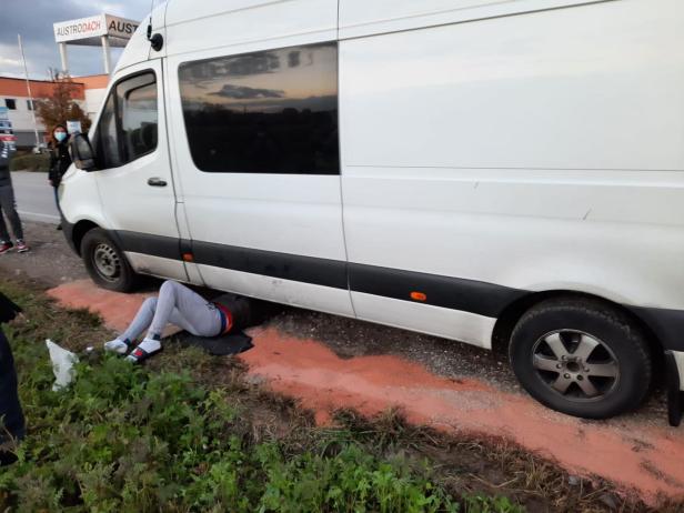 Falsch getankt: Busfahrer ließ Benzin in den Straßengraben rinnen