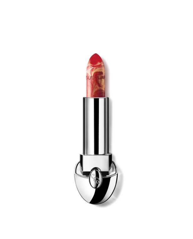 Ein roter Lippenstift von Guerlain mit marmoriertem Muster.
