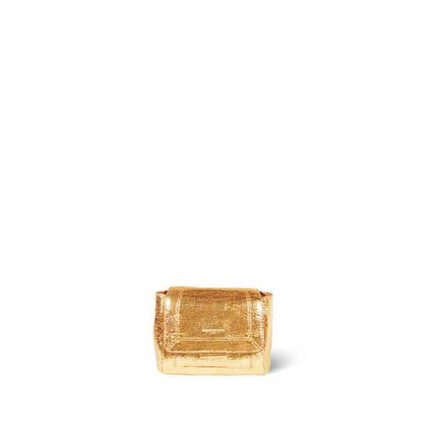 Eine kleine, goldene Handtasche mit Pailletten auf einem weißen Hintergrund.