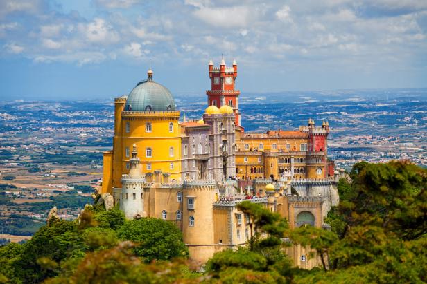 Der Palácio Nacional da Pena thront auf einem Hügel in Sintra, Portugal.
