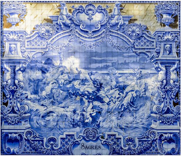 Ein blau-weißes Azulejo-Wandbild mit einer Seeschlacht und dem Schriftzug „Sagres“.