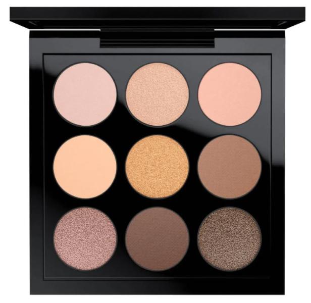 Eine quadratische Lidschattenpalette mit neun verschiedenen Farbtönen in neutralen Farben.