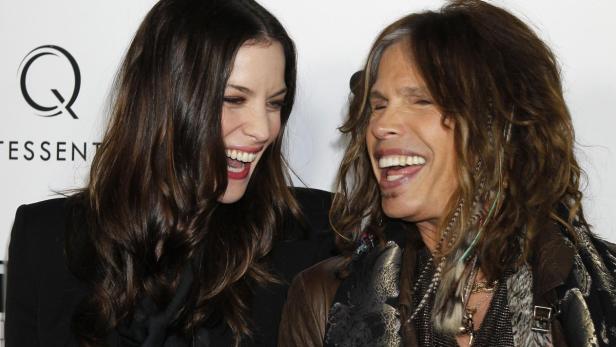 Liv Tyler und Steven Tyler lachen zusammen.
