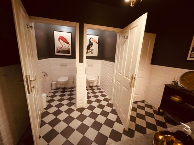 Zwei Toilettenräume mit Schachbrettfliesen und Tierbildern an den Wänden.