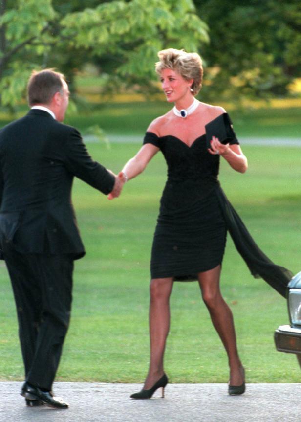 Prinzessin Diana schüttelt einem Mann die Hand.