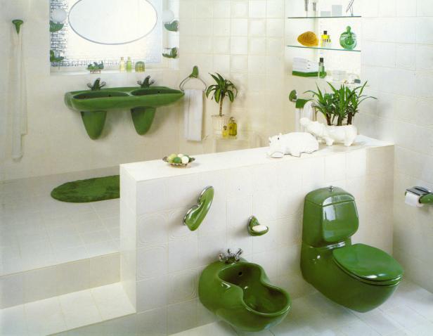 Ein Badezimmer mit grüner Sanitärausstattung und weißen Fliesen.