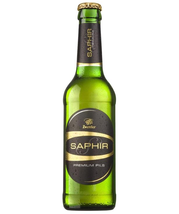 Eine grüne Bierflasche „Zwettler Saphir Premium Pils“ vor weißem Hintergrund.