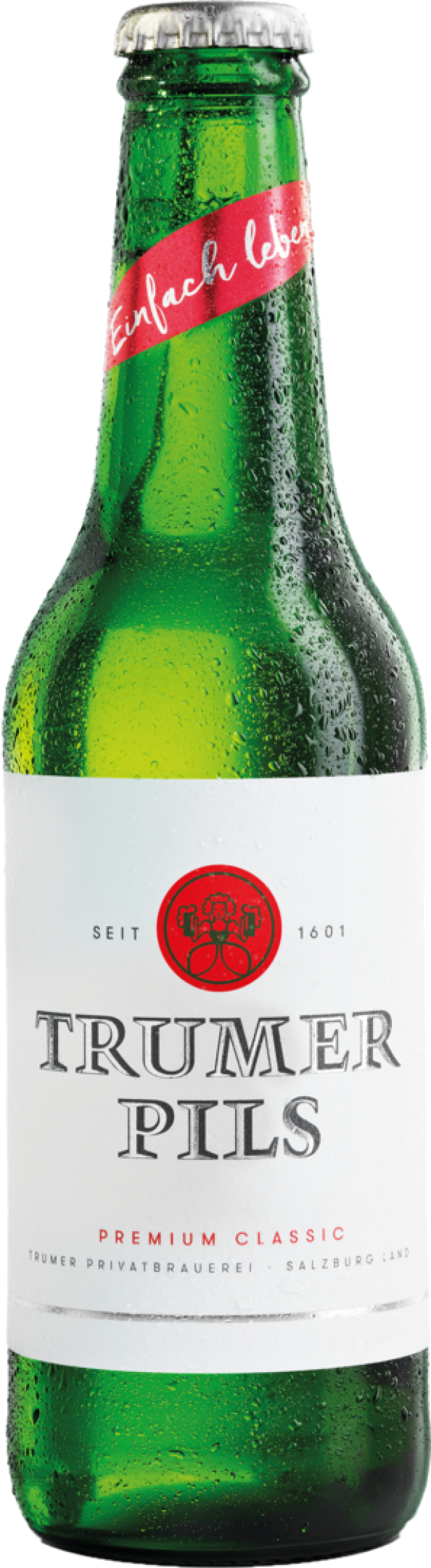 Eine grüne Flasche Trumer Pils mit Kondenswasser und dem Slogan „Einfach leben“.