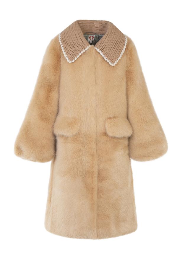 Ein hellbrauner Pelzmantel mit gehäkeltem Kragen und aufgesetzten Taschen.
