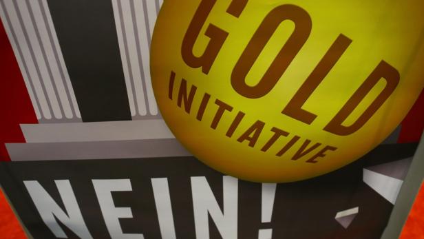 Ein Plakat wirbt für eine „Gold Initiative“ und positioniert sich mit „Nein!".