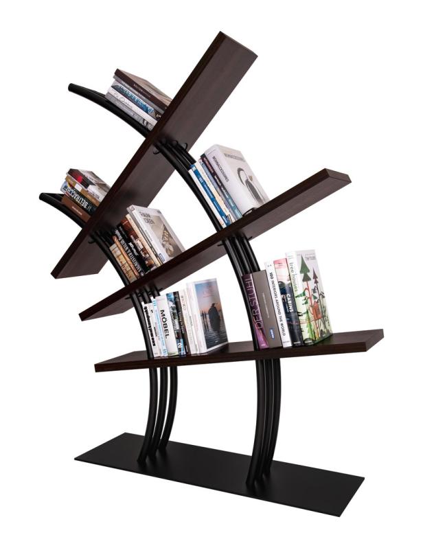 Ein modernes Bücherregal aus dunklem Holz und schwarzem Metall mit mehreren Büchern darauf.