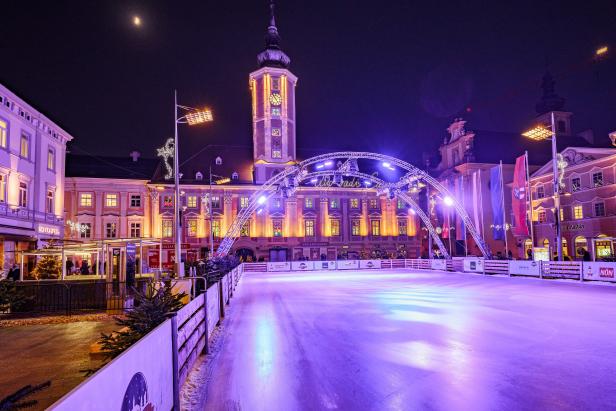 Wie der St. Pöltner Rathausplatz zum Eislaufplatz wird