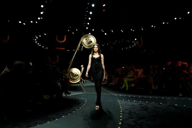 Eine Frau läuft bei der Versace-Show auf der Mailänder Fashion Week.