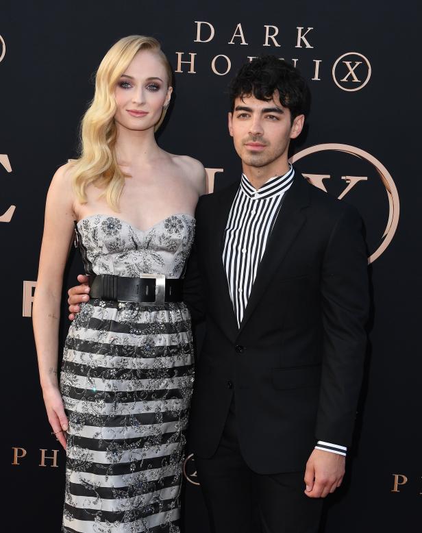 Sophie Turner und Joe Jonas posieren auf dem roten Teppich.