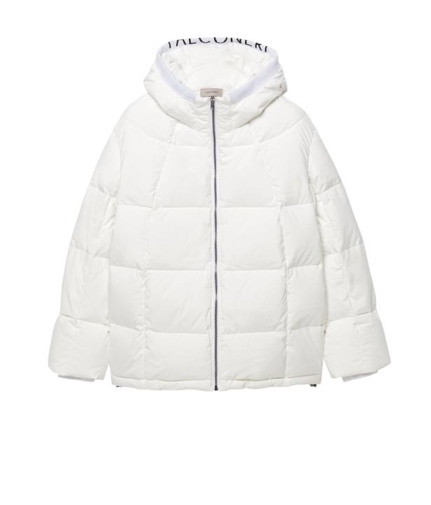 Eine weiße, gesteppte Daunenjacke mit Kapuze von Falconeri.