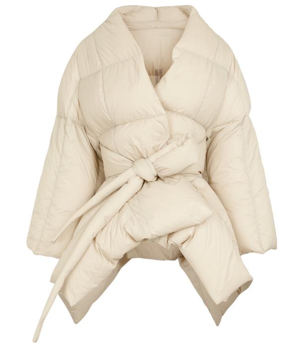 Eine hellbeige Daunenjacke im Kimono-Stil mit einem gebundenen Gürtel.